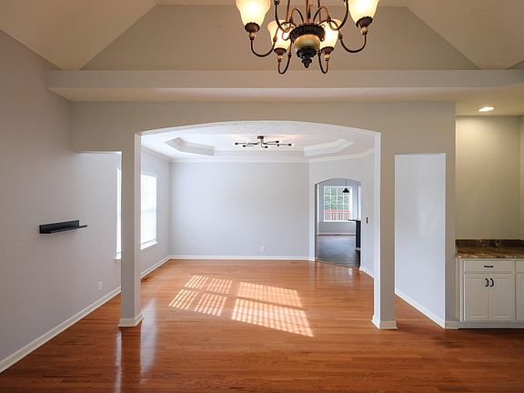 5th image of 305 Baronswood Dr