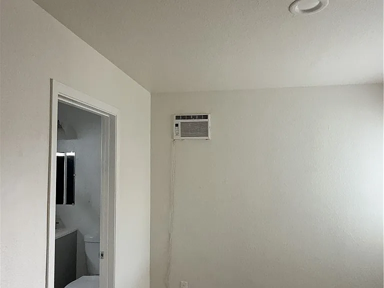 139 N Palm Ave #1 — Photo 15
