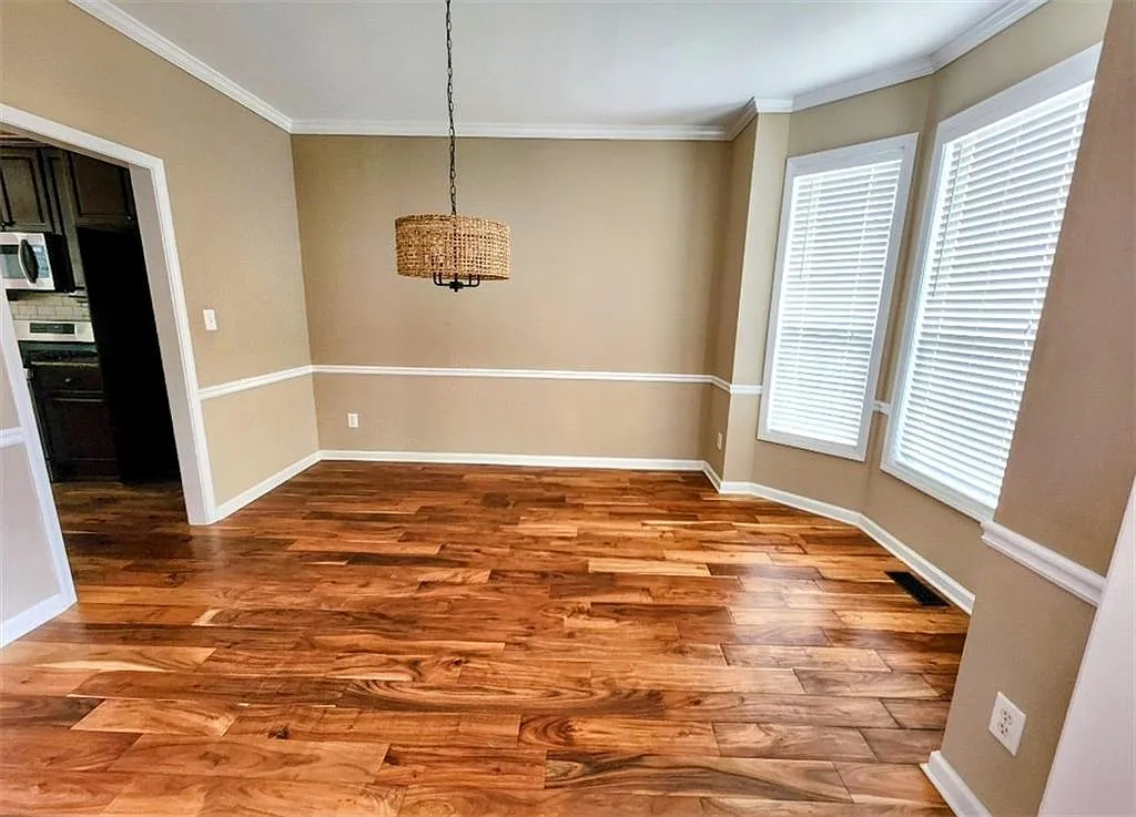 4 bed, 2.5 bath, 3270 sqft, $2,700 — Photo 2