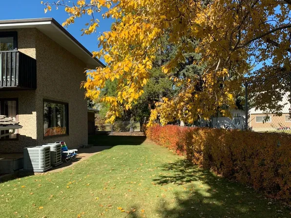 23 Westbrook Dr NW, Edmonton, AB T6J 2C8