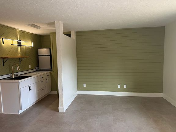 4th image of 240 Rose Ct Unit B