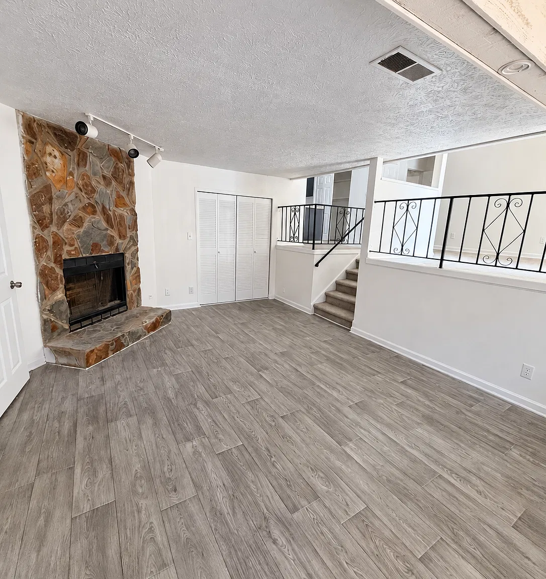 2 bed, 1200 sqft, $1,350 — Photo 2