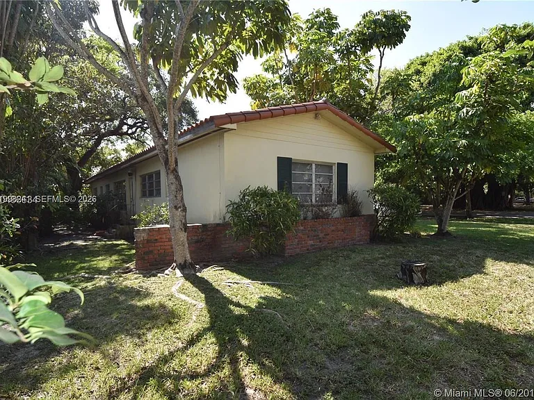 800 Andalusia Ave — Photo 17