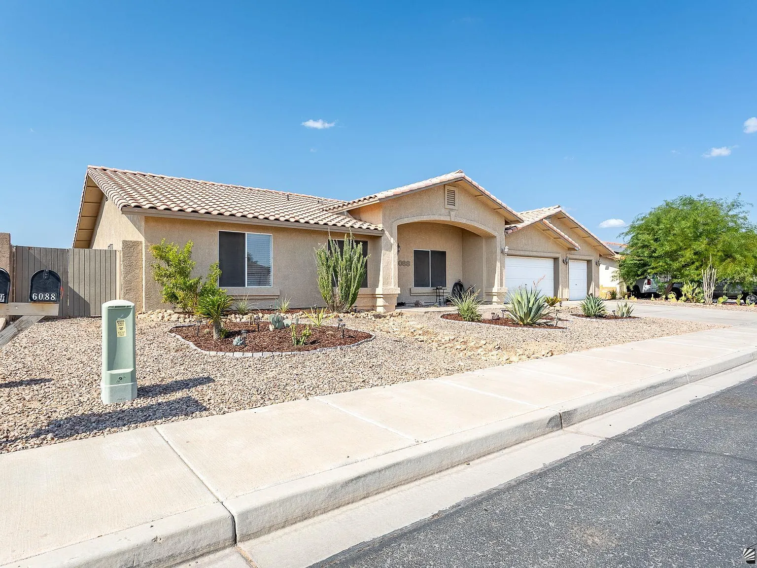 4 bed, 2.0 bath, 1692 sqft, $2,300 — Photo 4