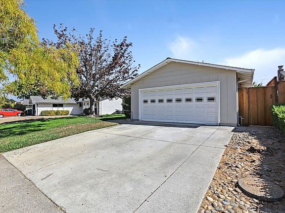 2nd image of 902 Cottonwood Dr