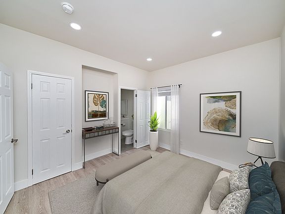 3rd image of 334 N Serrano Ave #1