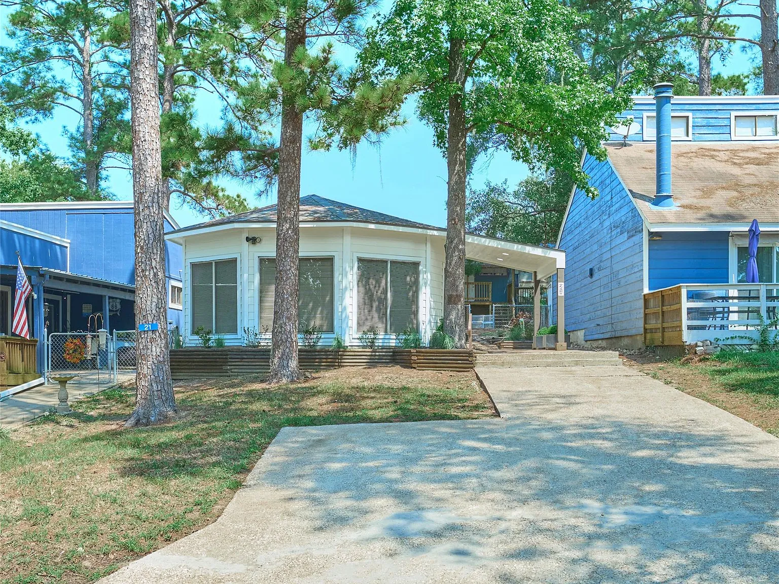 2 bed, 1.0 bath, 945 sqft, $1,200 — Photo 1