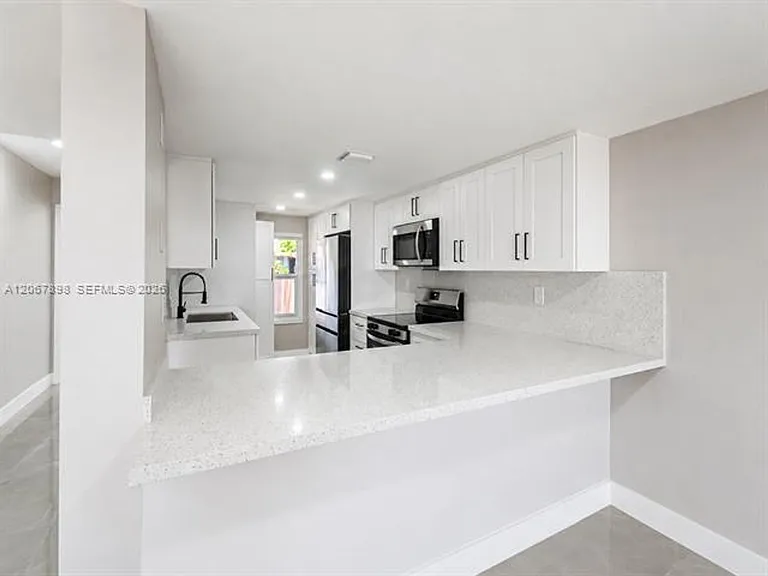 14124 Kendale Lakes Cir #Townhouse 14124 — Photo 11