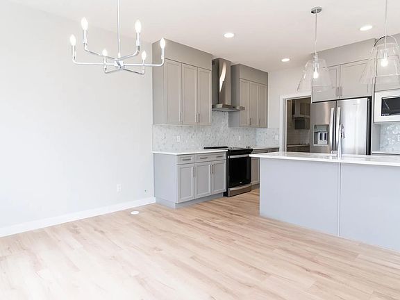 5th image of 2030 13a Ave NW