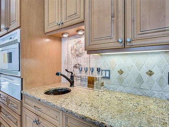 5th image of 775 Glengarry Dr