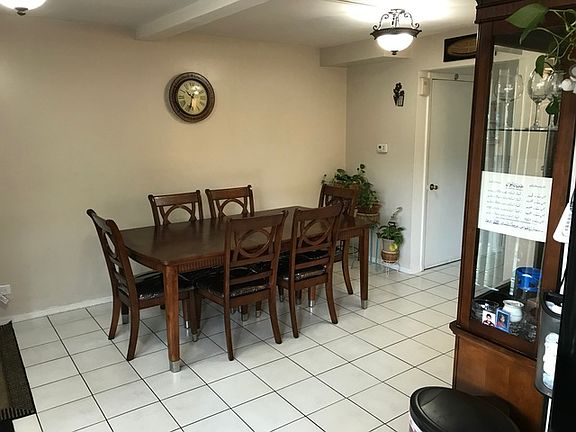 4th image of 18W266 Standish Ln