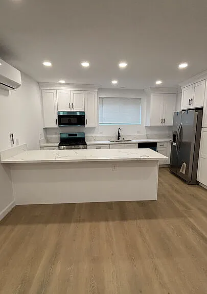 2280 S Barrington Ave #10 — Photo 1
