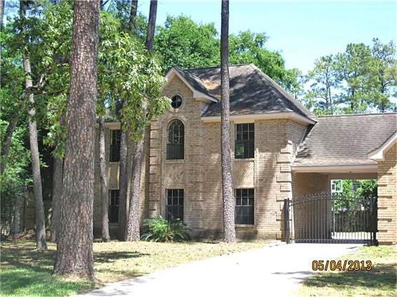View of the Detached Garage with a portecochere and driveway gate. Garage apartment is above the 3 c