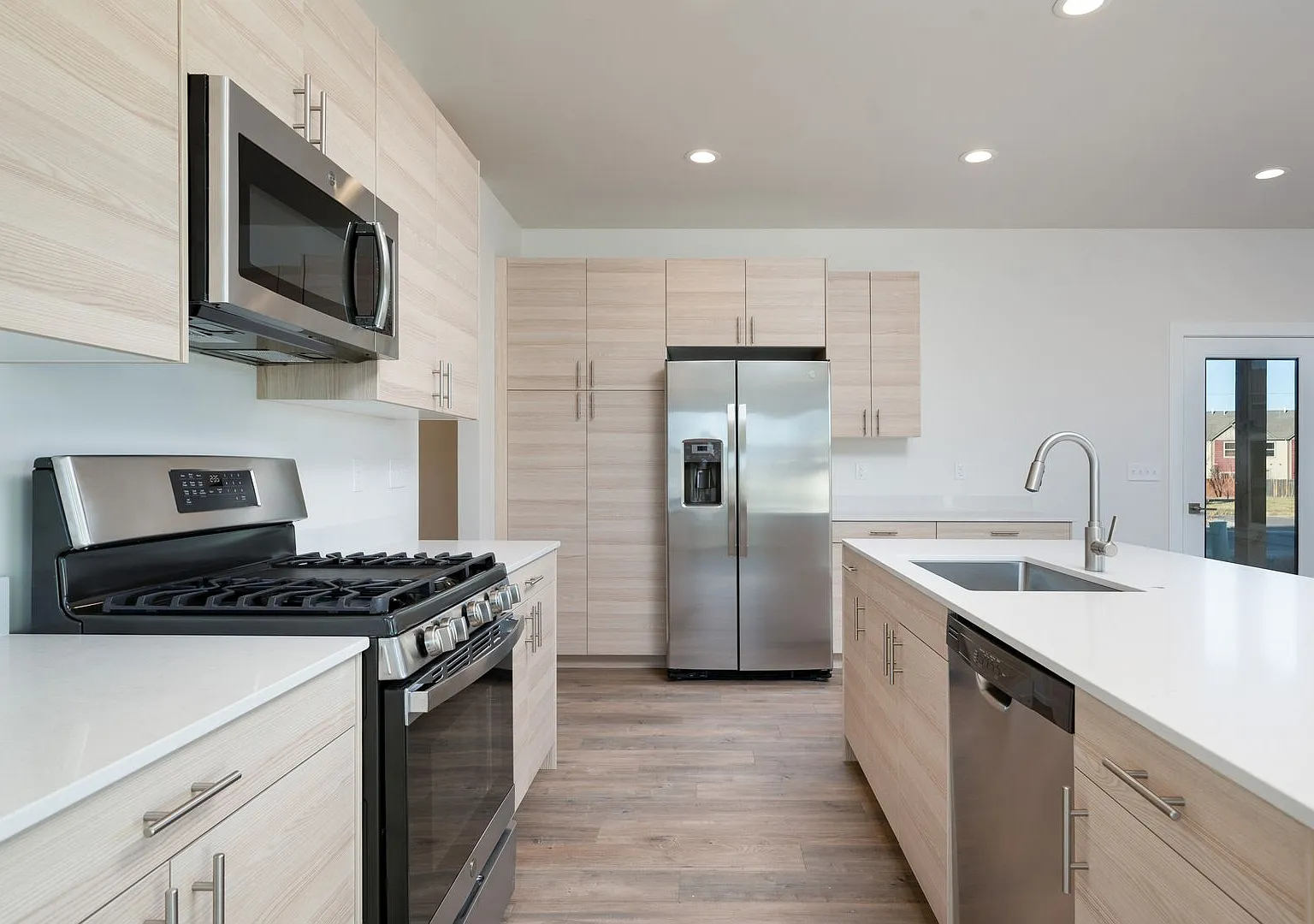 Gorgeous Townhome for Rent in the Lakes Neighborhood! Walking Distance to Parks and Lakes! — Photo 4