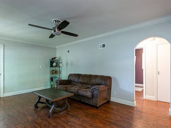 4th image of 627 Crestview Dr