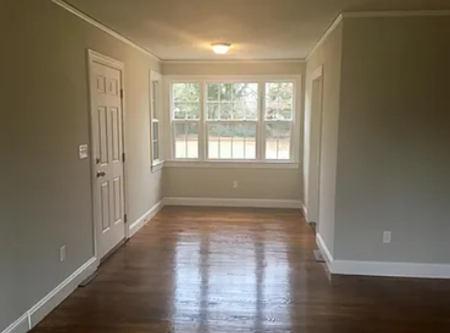 Beautiful 3 Bedroom 2 Bathroom Home with Spacious Living and Backyard — Photo 3