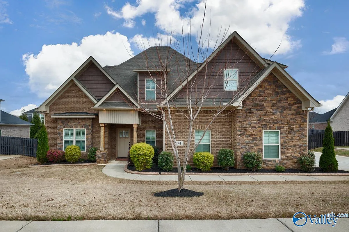 4 bed, 3.5 bath, 3001 sqft, $3,000 — Photo 1