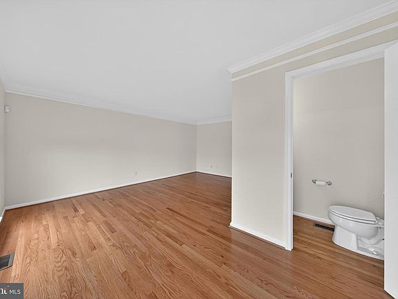4th image of 202 Darling St