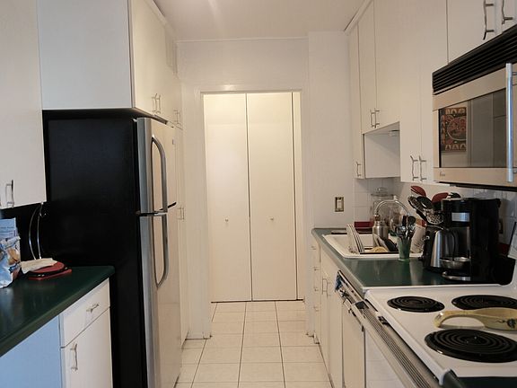 4th image of 4170 N Marine Dr APT 6F