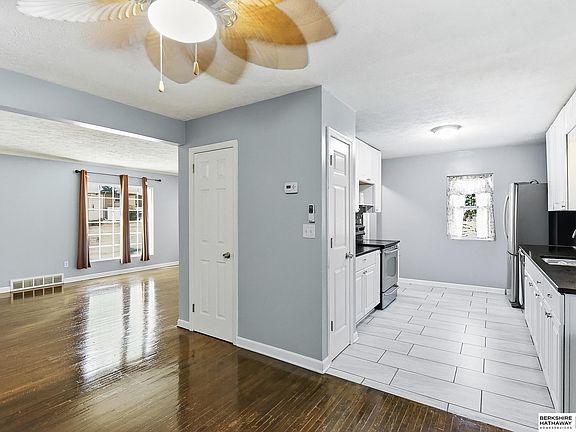 5th image of 4824 Pratt St