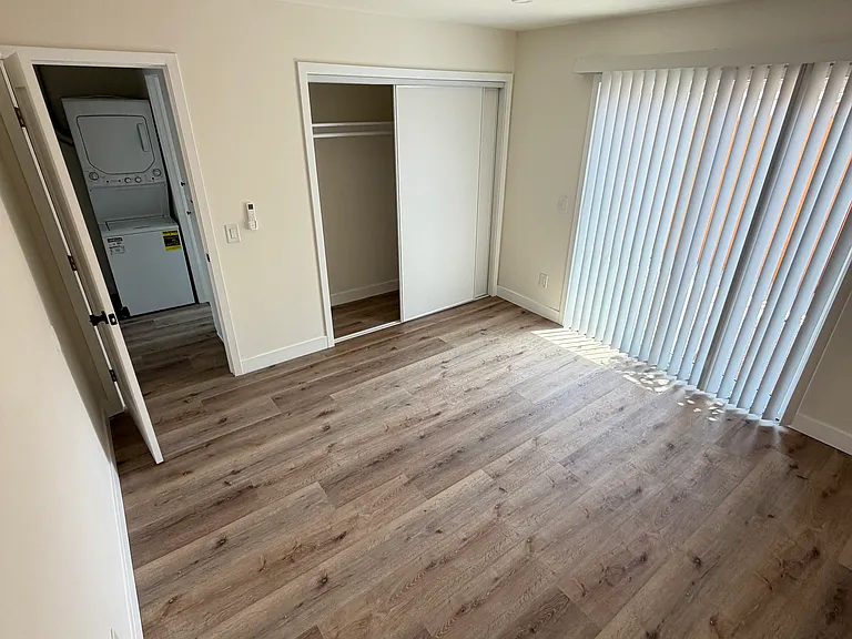 208 S Oak St — Photo 5