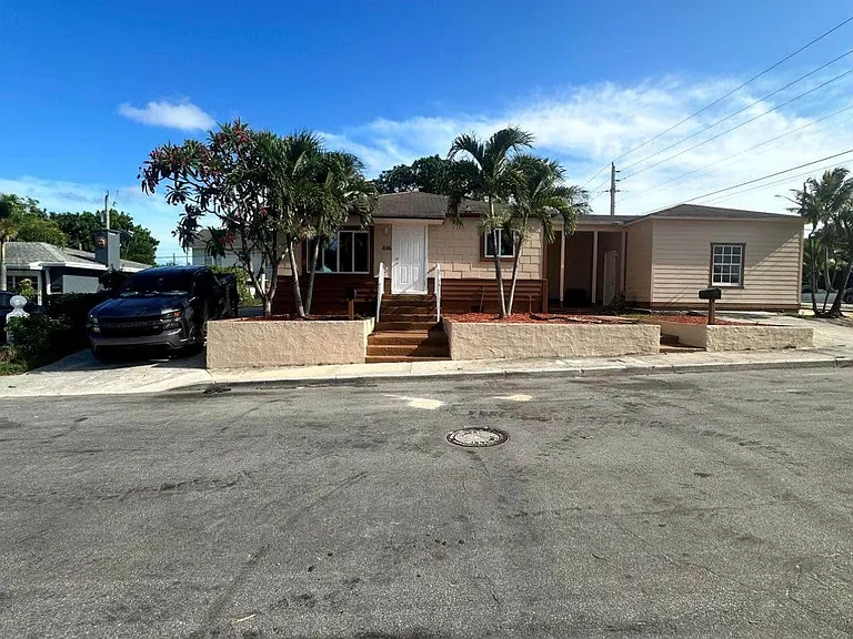 846 McIntosh St #B — Photo 1