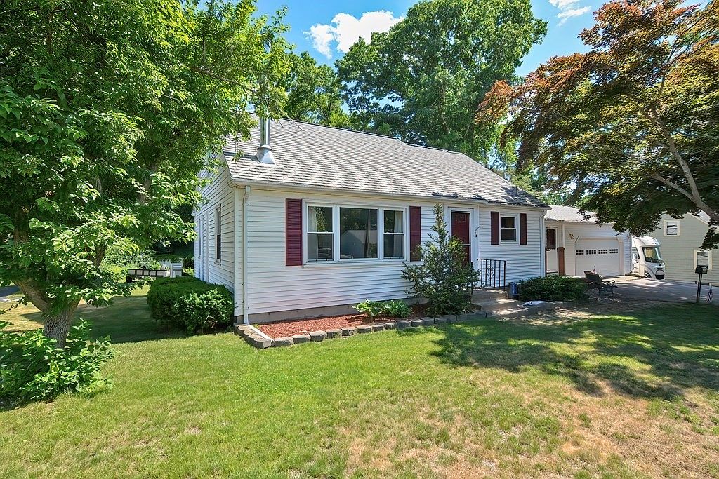 43 School St, Plainville, MA 02762 Zillow