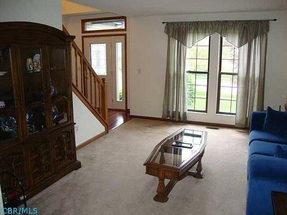 5th image of 566 Beaverbrook Dr