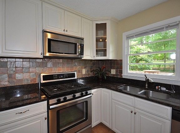 5th image of 3672 Twin Oaks Dr SE