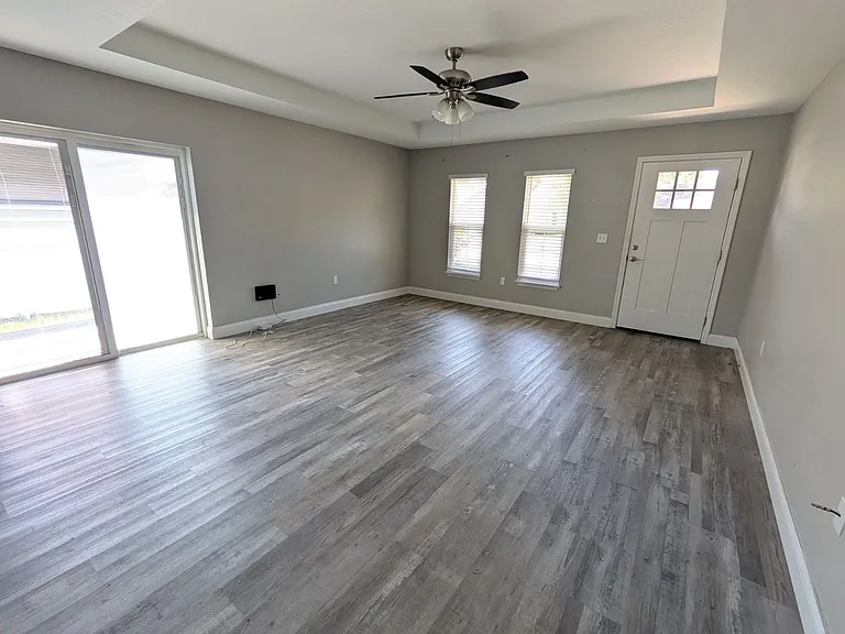 915 Winnie Ln — Photo 3