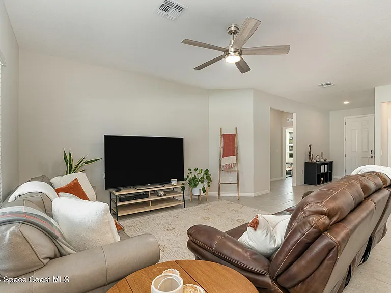 4832 Shannock Ave — Photo 7