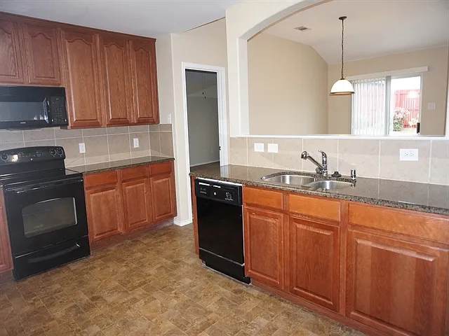 429 Grant Ln — Photo 3