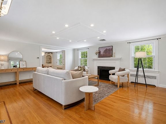 3rd image of 327 Chestnut St