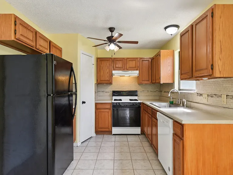 3217 Honeysuckle Dr — Photo 5