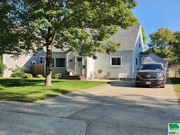 1123 10th St, Sheldon, IA 51201