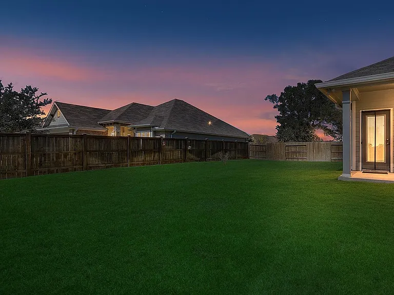 305 Brocks Ct — Photo 3