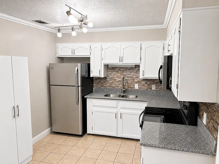 402 Darby St — Photo 2