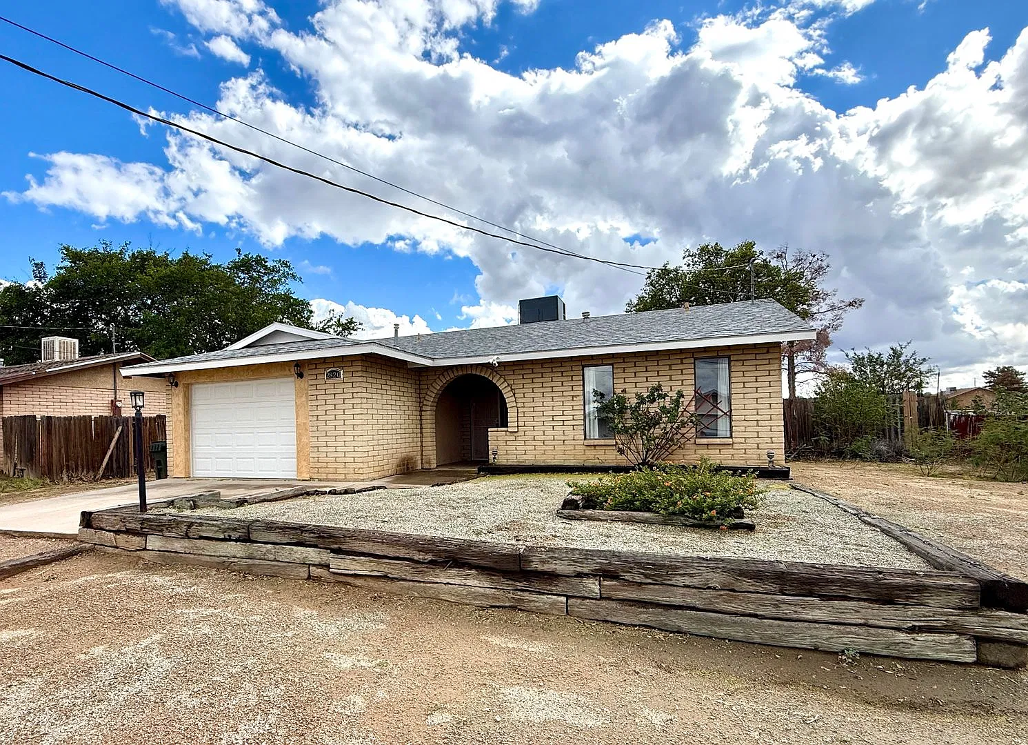 Updated 2 Bedroom Home Near Hualapai School Open Floor Plan & Fenced Backyard! — Photo 1