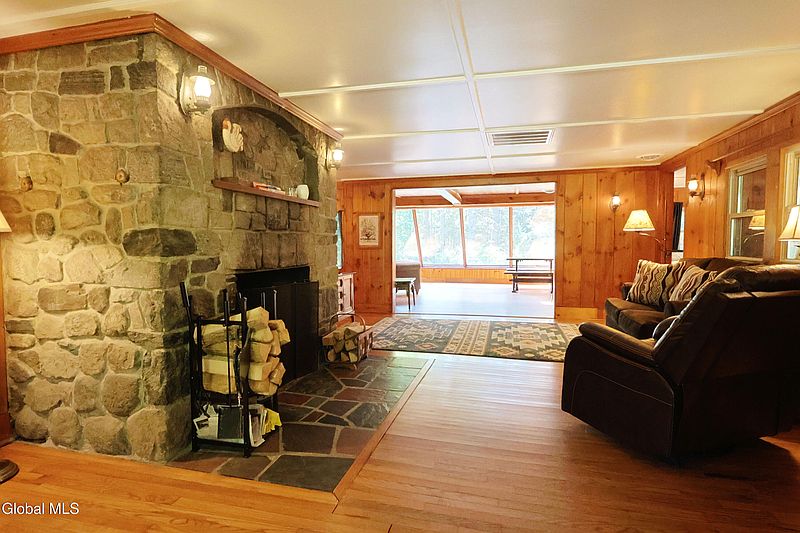 4th image of 307 Stone Bridge Road