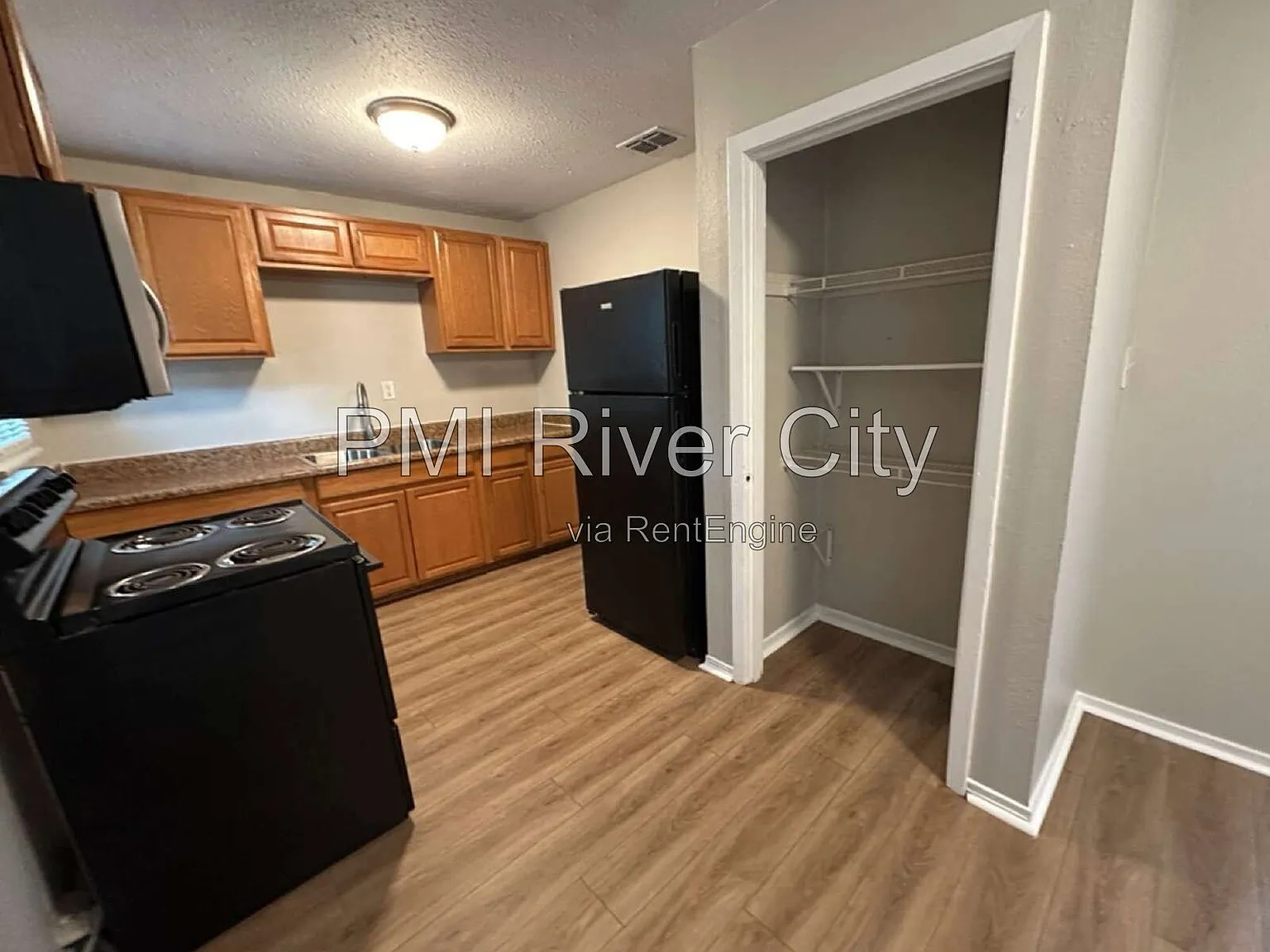 3 bed, 1.0 bath, 906 sqft, $1,050 — Photo 2