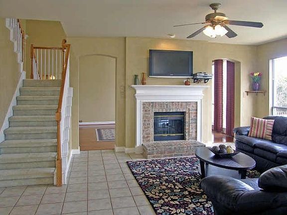 3rd image of 805 Caroline Ln