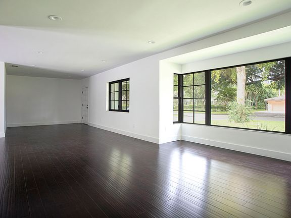 3rd image of 816 Granada Blvd