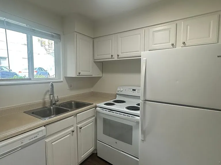313 E 3rd Ave — Photo 10