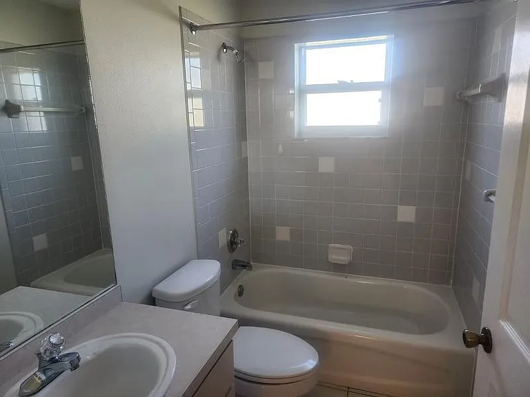 5417 Columbus Blvd — Photo 8