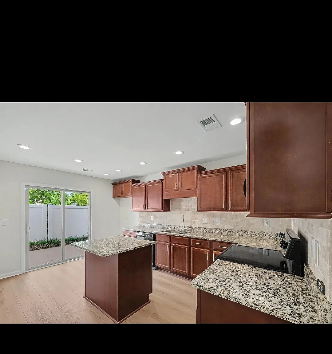 3 bed, 2.5 bath, 1700 sqft, $2,300 — Photo 2