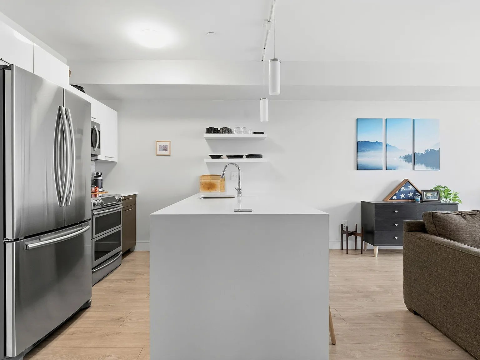 Studio, 708 sqft, $3,600 — Photo 4