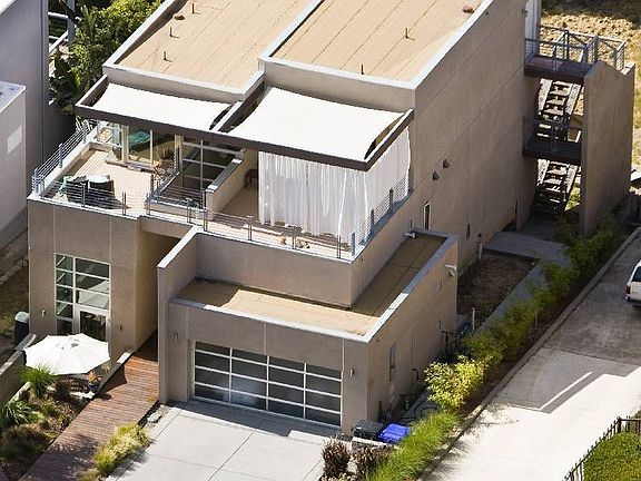 aerial picture / 4 blocks from the ocean!