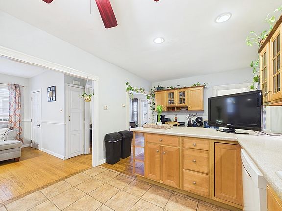 3rd image of 551 Union St