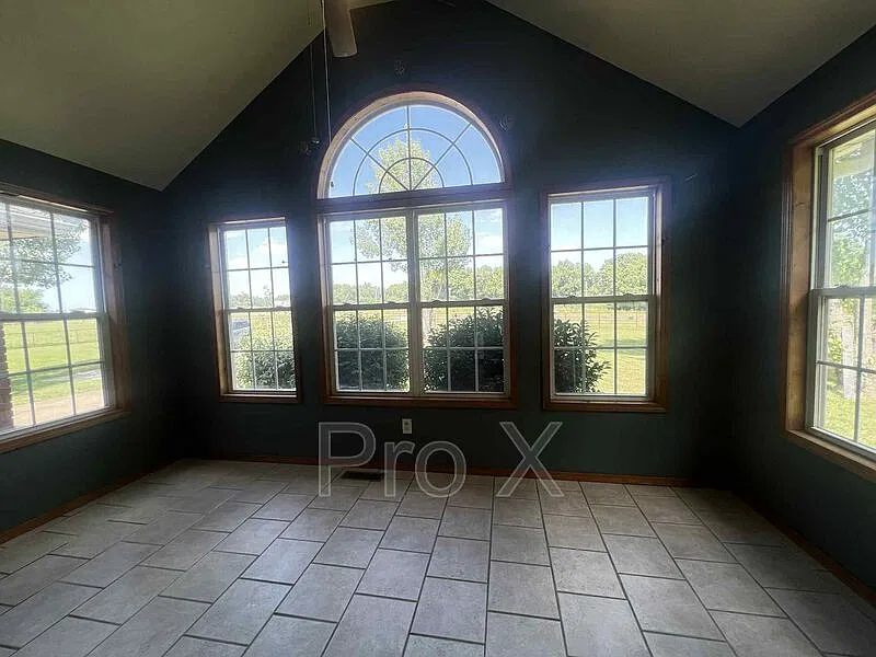 5 bed, 3.0 bath, 2864 sqft, $1,800 — Photo 4