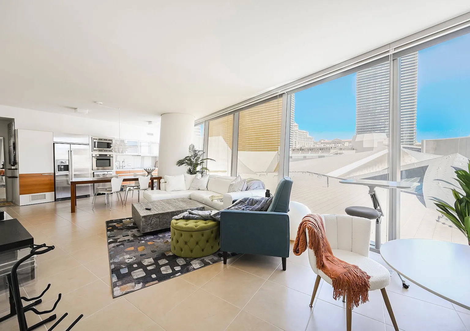 Luxury Corner Residence at Veer Towers Fully Furnished, Turnkey, North Strip Views — Photo 4